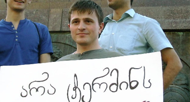 Участники акции "Скажем "нет" - термину "турки-месхетинцы". Существуют только месхетинцы, которые грузины!". Тбилиси, 16 июня 2013 г. Фото Эдиты Бадасян для "Кавказского узла"