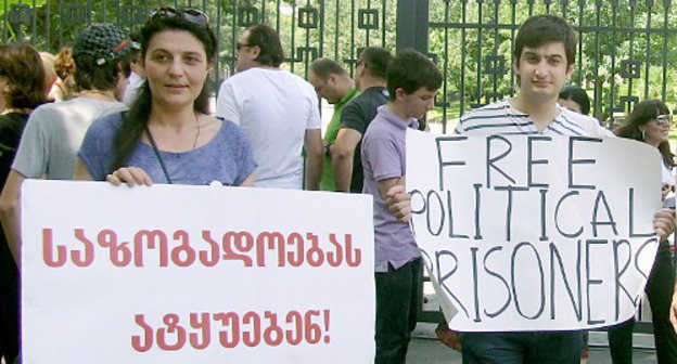 Участники акции в поддержку экс-министра обороны Грузии Бачо Ахалая. Тбилиси, 15 июня 2013 г. Фото Эдиты Бадасян для "Кавказского узла"