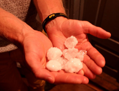 Град, выпавший в Майкопе. 16 июня 2013 г. Фото Олега Чалого для "Кавказского узла" Град, выпавший в Майкопе. 16 июня 2013 г. Фото Олега Чалого для "Кавказского узла"