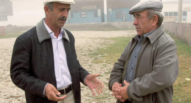 Жители села Калининаул Казбековского района Дагестана Гаирби и Шихабутдин, бывшие участники ополчения, участвовавшие в боевых действий в селе Алмак 22 декабря 1997 года, а также в Калининауле и Ленинауле 5 сентября 1999 года. Фото Закира Магомедова, http://wordyou.ru