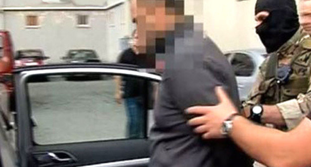 Арест обвиняемых в противоправном приобретении и хранении оружия. Тбилиси, 13 июня 2013 года. Кадр оперативной видеосъемки МВД Грузии, http://police.ge