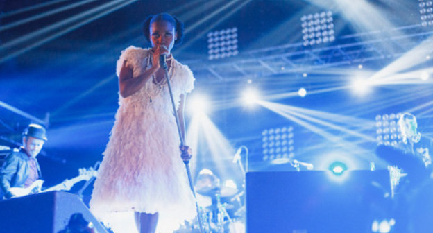 Выступление группы Morcheeba на фестивале Red Rocks. В центре -солистка Скай Эдвардс. Сочи, 27 апреля 2013 г. Фото: ©Женя Жуланова