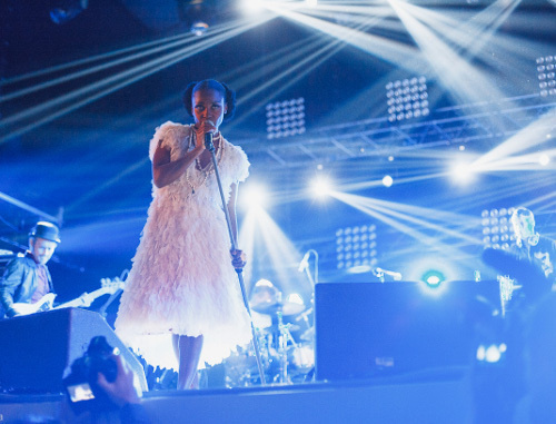 Выступление группы Morcheeba на фестивале Red Rocks. В центре -солистка Скай Эдвардс. Сочи, 27 апреля 2013 г. Фото: ©Женя Жуланова