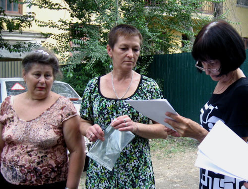 Инициативная группа жильцов дома №5, расположенном на улице Поддубного Краснооктябрьского района Волгограда, где произошел пожар. Волгоград, июнь 2013 г. Фото Вячеслава Ященко для "Кавказского узла" Инициативная группа жильцов дома №5, расположенном на улице Поддубного Краснооктябрьского района Волгограда, где произошел пожар. Волгоград, июнь 2013 г. Фото Вячеслава Ященко для "Кавказского узла"