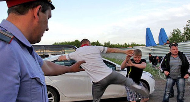 Инцидент с участием сотрудников ЧОП "Патруль" и эко-активистов из Волгоградской области. Воронежская область, 13 мая 2013 г. Фото пресс-службы движения "В защиту Хопра"
