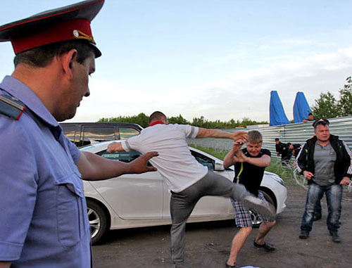 Инцидент с участием сотрудников ЧОП "Патруль" и эко-активистов из Волгоградской области. Воронежская область, 13 мая 2013 г. Фото пресс-службы движения "В защиту Хопра"
