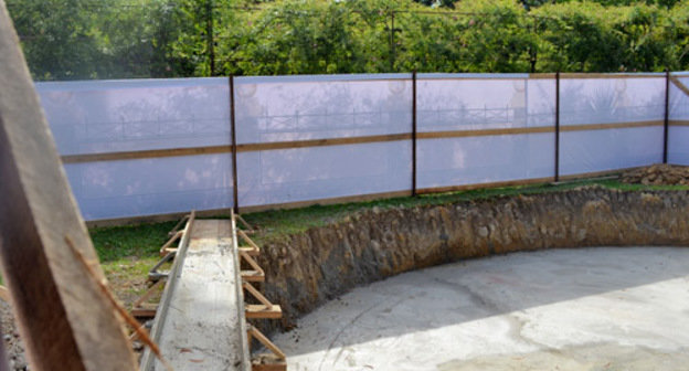 Строительство бювета для отпуска минеральной воды в "зеленой зоне" Приморской набережной. Сочи, июнь 2013 г. Фото Светланы Кравченко для "Кавказского узла"