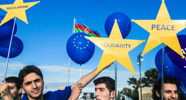 Участники акции "Европейское построение" в Баку 9 мая 2013 г. Фото Азиза Каримова для "Кавказского узла"