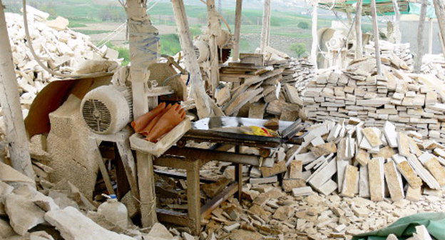 Рабочее место на камнеобрабатывающем заводе в окрестностях села Мекеги, где удерживались семеро рабочих. Дагестан, Левашинский район, 14 мая 2013 г. Фото "Кавказского узла"