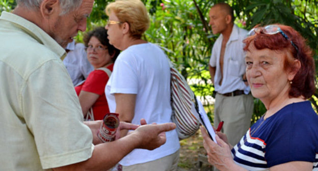Участники акции против строительства в зеленой зоне Приморской набережной. Сочи, 23 июня 2013 г. Фото Светланы Кравченко для "Кавказского узла"