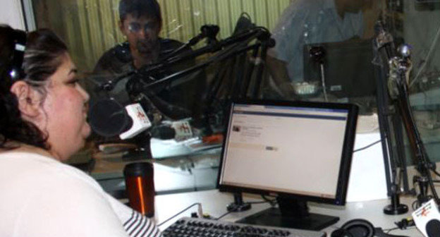 Хадиджа Исмайлова в студии радиостанции  "Радио Свобода"-"Свободная Европа" на Азербайджан (АзадлыгРадиосу) во время эфира. Фото: Turkhan Kerimov (RFE/RL)