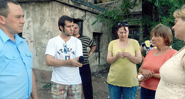 Прокурор отдела Волжской межрегиональной природоохранной прокуратуры Сергей Харьковский (слева) и активисты ТОСа "Дивногорский" у цеха, производящего рубероид. Волгоградская область, Ворошиловский район, поселок Дар-Гора, 13 июня 2013 г. Фото Татьяны Филимоновой для "Кавказского узла"