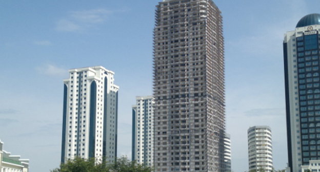 Комплекс "Грозный-Сити". В центре - башня "Феникс". Чечня, Грозный, 11 июня 2013 г. Фото "Кавказского узла"