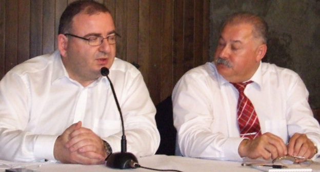 Глава «Грузино-российского центра экономического сотрудничества» Гиоргий Сетуридзе и заместитель председателя  комиссии по контролю качества  и безопасности алкогольной продукции при Роспотребнадзоре РФ Валерий Катуков на конференции «Грузинское вино на российском рынке». Тбилиси, 27 июня 2013 г. Фото Эдиты Бадасян для "Кавказского узла"