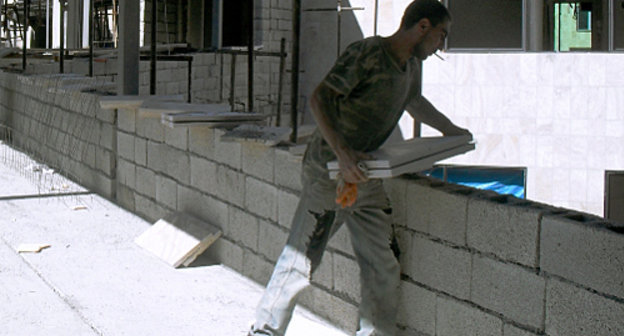 Нагорный Карабах, Степанакерт. Рабочий на стройке. Фото Алвард Григорян для "Кавказского узла"