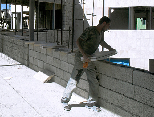 Нагорный Карабах, Степанакерт. Рабочий на стройке. Фото Алвард Григорян для "Кавказского узла"