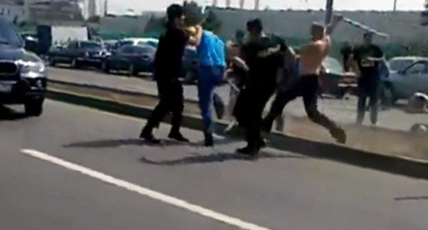 Москва, 30 июня 2013 г. Драка на Новоясеневском проспекте у ТРЦ "Принц плаза". Кадр из видеородика , выложенного на Youtube пользователем Богданом Митроновым-Слободским, http://www.youtube.com/watch?feature=player_embedded&v=ANwz2uY74UM