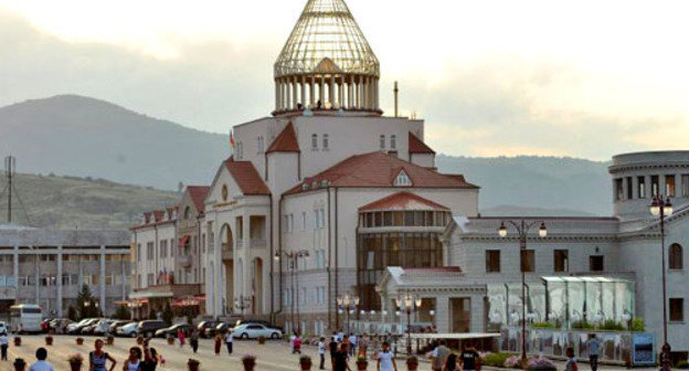 Здание Национального Собрания Нагорного Карабаха в Степанакерте. Фото: Karen Minasyan (RFE/RL)