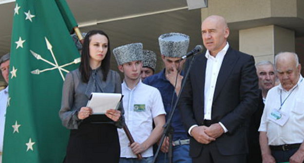 Участники Всемирного черкесского форума в Нальчике 29 июня 2013 г. Фото пресс-службы министерства по средствам массовой информации, общественным и религиозным организациям КБР, http://www.pravitelstvokbr.ru    