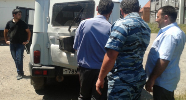 Сотрудники полиции на территории ПВР "Промжилбаза" в день начала голодовки беженцев из Чечни. Ингушетия, Карабулак, 1 июля 2013 г. Фото предоставлено участниками голодовки