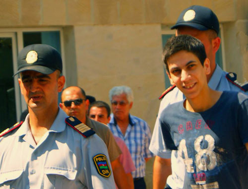 Активист партии Народного фронта Азербайджана Дашгын Меликов. Фото: Beyim Hesenli, http://beyimhasanli.wordpress.com/ Активист партии Народного фронта Азербайджана Дашгын Меликов. Фото: Beyim Hesenli, http://beyimhasanli.wordpress.com/