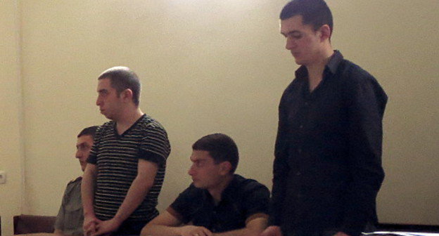 Обвиняемые по делу о щпионаже Давид Барсегян и Рафаел Авагян (стоят) в зале суда. Нагорный Карабах, Степанакерт, 24 июня 2013 г. Фото Алвард Григорян для "Кавказского узла"