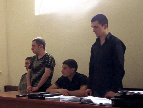Обвиняемые по делу о щпионаже Давид Барсегян и Рафаел Авагян (стоят) в зале суда. Нагорный Карабах, Степанакерт, 24 июня 2013 г. Фото Алвард Григорян для "Кавказского узла"