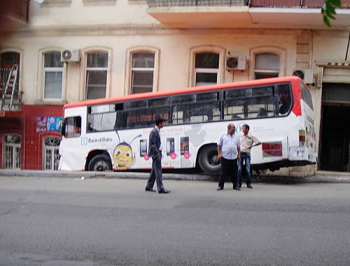 ДТП с участием пассажирского автобуса в центре Баку. 12 июня 2013 г. Фото: Day.az ДТП с участием пассажирского автобуса в центре Баку. 12 июня 2013 г. Фото: Day.az
