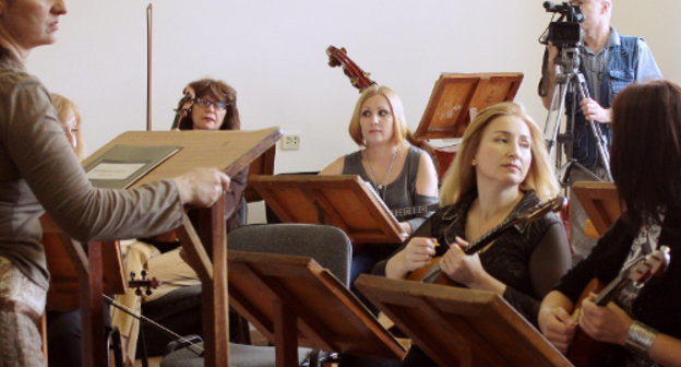 Национальный оркестр народных инструментов проводит репетицию в помещении Дворца культуры ОЗАТЕ. Северная Осетия, Владикавказ, 7 июня 2013 г. Фото Эммы Марзоевой для "Кавказского узла"