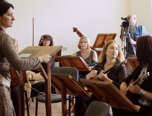 Национальный оркестр народных инструментов проводит репетицию в помещении Дворца культуры ОЗАТЕ. Северная Осетия, Владикавказ, 7 июня 2013 г. Фото Эммы Марзоевой для "Кавказского узла"