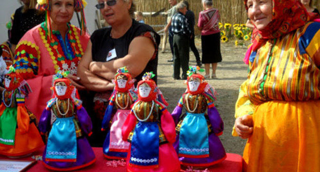 Празднование 50-летия возвращения в Россию казаков-некрасовцев. Ставропольский край, поселок Новокумский Левокумского района, 22 сентября 2012 г. Фото http://novokumka.ru/