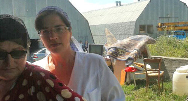 Жители пункта временного размещения "Промжилбаза" возле корпуса, в котором приставы начали демонтаж. Ингушетия, Карабулак, 4 июля 2013 г. Фото предоставили жители "Промжилбазы"