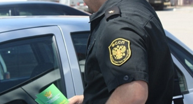 Сотрудник службы судебных приставов во время акции "Узнай о своих долгах!", Чечня, 2013 г. Фото: http://www.r20.fssprus.ru