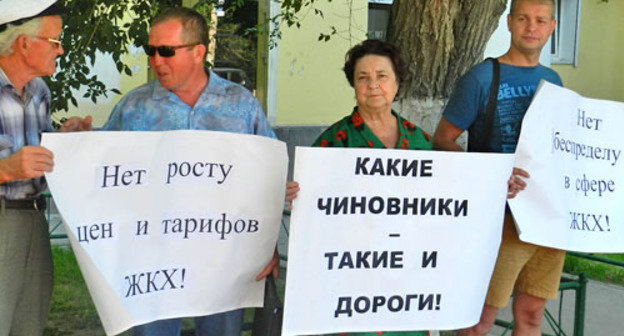 Акция против вырубки зеленых насаждений прошла в Тракторозаводском районе Волгограда. 4 июля 2013 г. Фото Татьяны Филимоновой для "Кавказского узла"