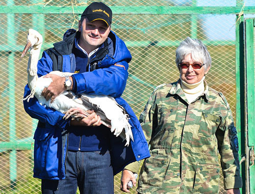 Генеральный директор ООО «ПетроРесурс» Даниил Щедров и директор Астраханского заповедника Нина Литвинова. Фото Светланы Дадонкиной, http://astrakhanzapoved.ru/ Генеральный директор ООО «ПетроРесурс» Даниил Щедров и директор Астраханского заповедника Нина Литвинова. Фото Светланы Дадонкиной, http://astrakhanzapoved.ru/