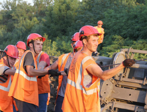 Подъем вагонов, опрокинувшихся при аварии поезда Новосибирск-Адлер. Краснодарский край, Крыловский район, 7 июля 2013 г. Фото пресс-службы ГУ МЧС по Краснодарскому краю, http://www.23.mchs.gov.ru Подъем вагонов, опрокинувшихся при аварии поезда Новосибирск-Адлер. Краснодарский край, Крыловский район, 7 июля 2013 г. Фото пресс-службы ГУ МЧС по Краснодарскому краю, http://www.23.mchs.gov.ru