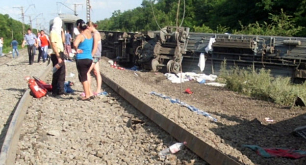 На месте крушения поезда Новосибирск-Адлер. Краснодарский край, Крыловский район, 7 июля 2013 г. Фото ГУ МЧС, mchs.gov.ru