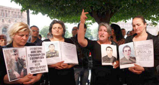 Акция протеста матерей погибших солдат у здания правительства Армении. Ереван, 18 мая 2013 г. Фото: http://ru.aravot.am