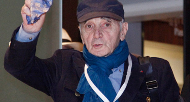 Шарль Азнавур прибывает в Ереван. 4 июля 2013 г. Фото: © PanARMENIAN Photo / 
Vahan Stepanyan