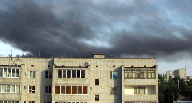 Ставропольский край, Буденновск. Дым от горящей цистерныс дизтопливом. 9 июля 2013 г. Фото: http://budennovsk.org