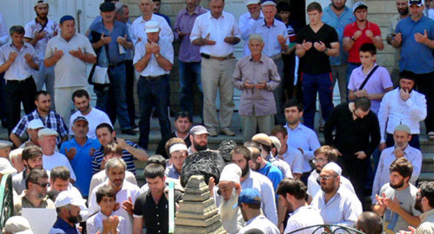 Траурные мероприятия по убитому Ахмеднаби Ахмеднабиеву в мечети на улице Малыгина. Махачкала, 9 июля 2013 г. Фото Патимат Махмудовой для "Кавказского узла"