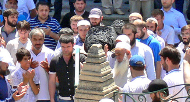 Траурное шествие в связи с убийством Ахмеднаби Ахмеднабиева. Махачкала, 9 июля 2013 г. Фото Патимат Махмудовой для "Кавказского узла"