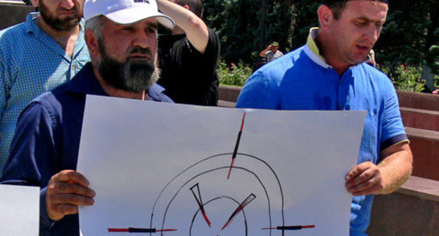 Участники траурного шествия в связи с убийством журналиста Ахмеднаби Ахмеднабиева. Махачкала, 9 июля 2013 г. Фото Патимат Махмудовой для "Кавказского узла"