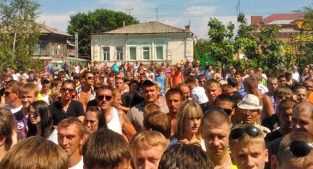 Акция протеста с требованием депортировать выходцев с Северного Кавказа. Саратовская область, Пугачев, 8 июля 2013 г. Фото: Антон Наумлюк, https://twitter.com/antony_mon 

