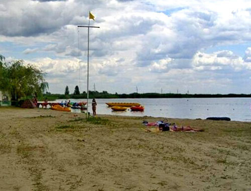 Пляж возле озера Соленое в районе города Батайска Ростовской области. Фото http://9tv.ru/ Пляж возле озера Соленое в районе города Батайска Ростовской области. Фото http://9tv.ru/