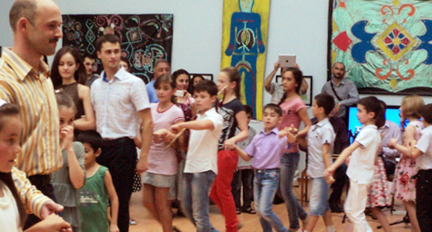 Организаторы и участники выставки рисунков сирийских детей  в Национальном музее Кабардино-Балкарии танцуют на детском джэгу. Нальчик, 12 июля 2013 г. Фото Луизы Оразаевой для "Кавказского узла"