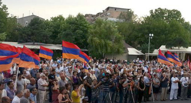 Собрание инициативной группы "Предпарламента Армении" на площади Свободы в Ереване 12 июля 2013 г. Фото Инессы Саргсян для "Кавказского узла"