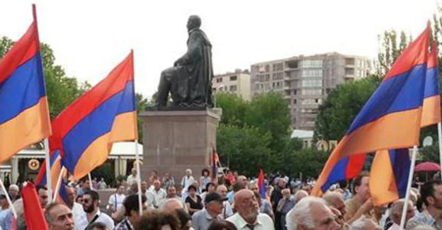 Собрание инициативной группы "Предпарламент Армении" на площади Свободы в Ереване 12 июля 2013 г. Фото Инессы Саргсян для "Кавказского узла"