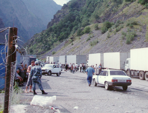 Очередь из грузовых автомобилей на КПП "Верхний Ларс". 2011 г. Фото: http://janarmenian.ru