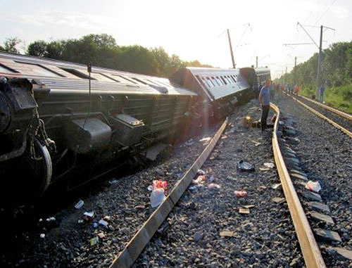 На месте аварии поезда "Новосибирск-Адлер". Краснодарский край, 7 июля 2013 г. Фото: пресс-служба ГУ МВД РФ по Краснодарскому краю